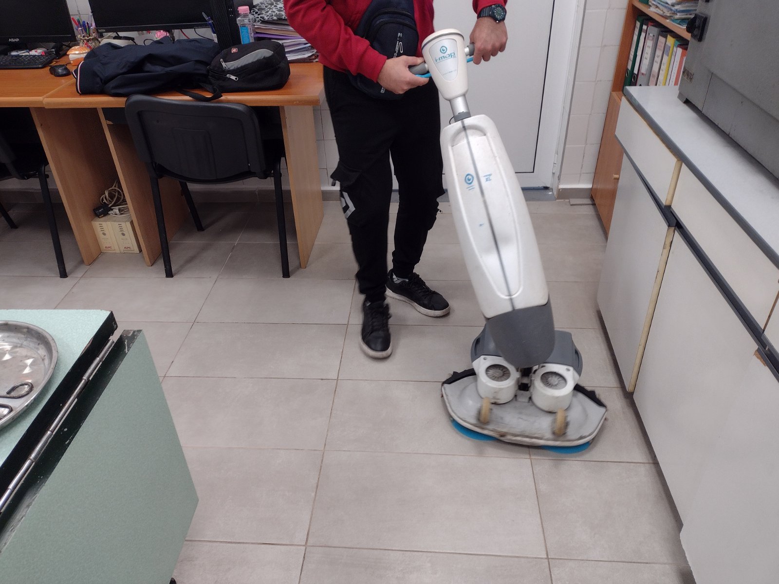 Професионално почистване на под