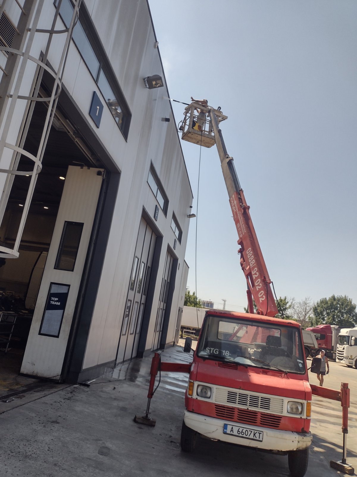 Почистване на представителство Scania с автовишка